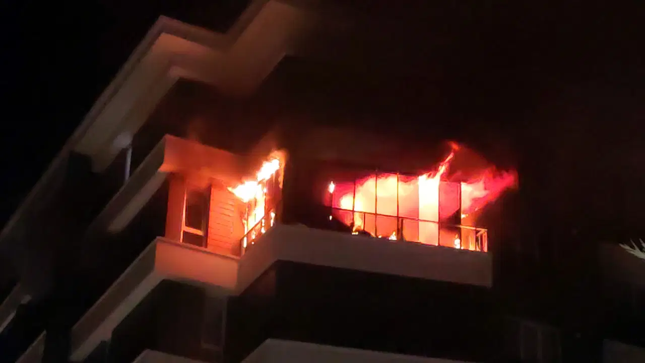 Aksaray'da Apartman Yangını: 14 Kişi Dumandan Zarar Gördü