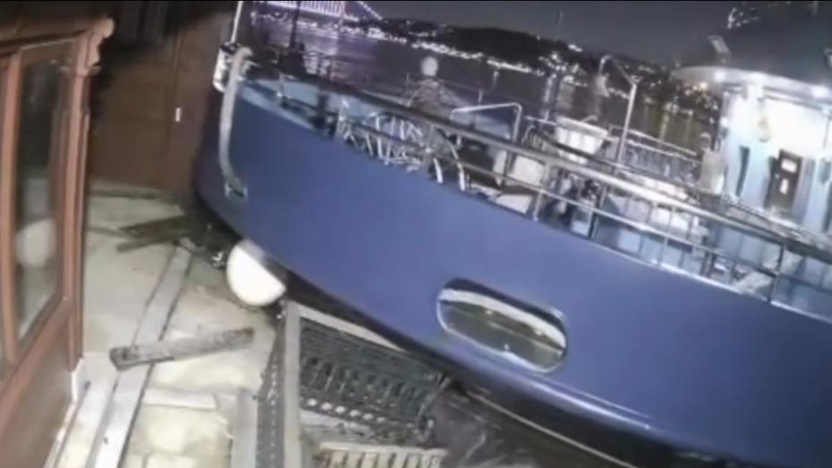 Boğaz’da Yolcu Vapuru, 200 Yıllık Tarihi Yalıya Çarptı