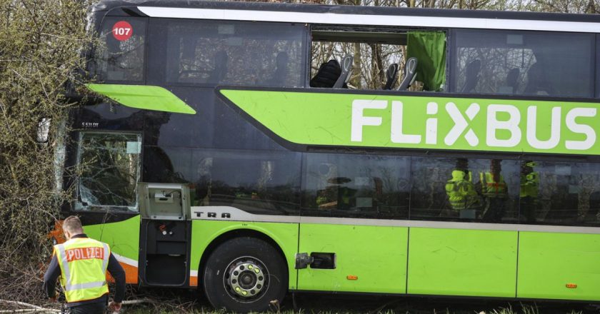 Almanya'da otobüs devrildi: En az 5 ölü, 20'den fazla yaralı