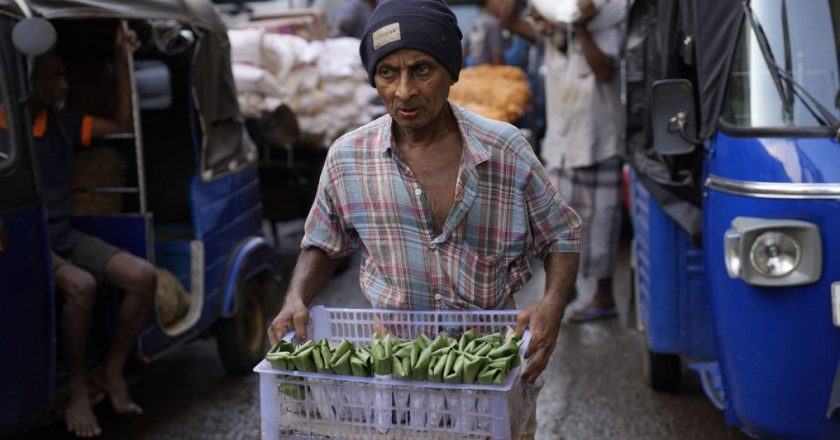 Uluslararası Para Fonu'ndan kurtarma paketi alan Sri Lanka, asgari ücretini yüzde 40 artıracak.