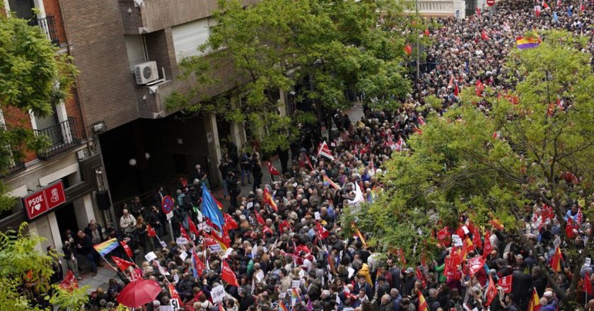 Madrid'de toplanan binlerce kişi, İspanya Başbakanı Sanchez'e istifa etmemesi çağrısında bulundu.