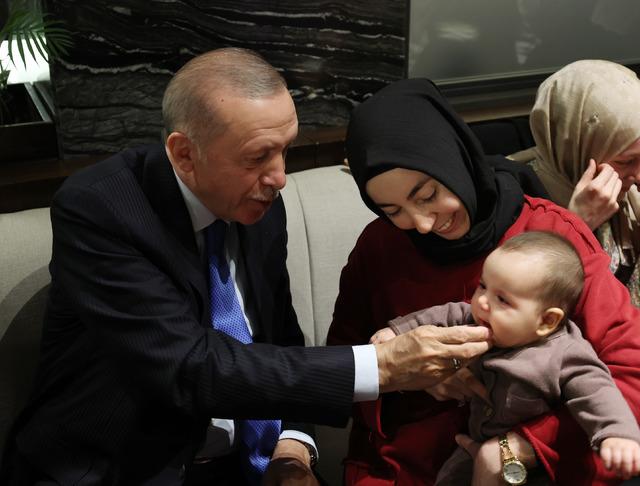 AA-20240402-34166890-34166884-CUMHURBASKANI_ERDOGAN_ANKARADA_BIR_KAFEDE_VATANDASLARLA_SOHBET_ETTI