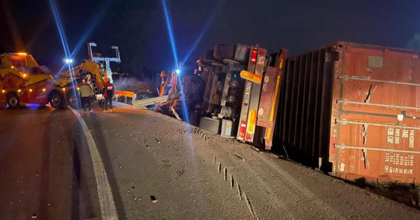 Bilecik'te devrilen tırın sürücüsü hayatını kaybetti