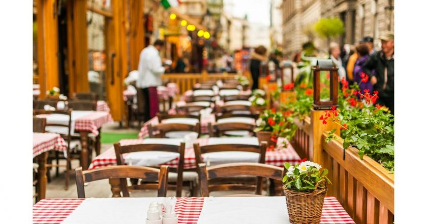 Barselona restoranları daha fazla kar elde etmek için 'yalnız' müşterileri reddediyor