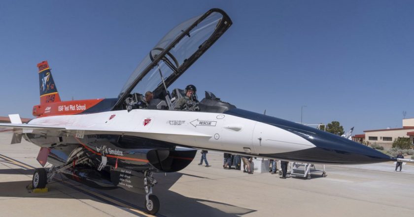 ABD'de AI F-16 ile pilot kontrollü F-16 savaş uçağı arasında 'it dalaşı'