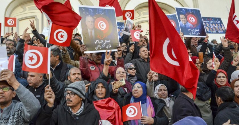 Tunuslular muhaliflerin serbest bırakılmasını ve adil başkanlık seçimlerini protesto etti