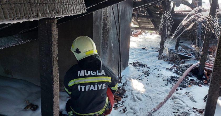 Muğla'da 5 katlı binada yangın