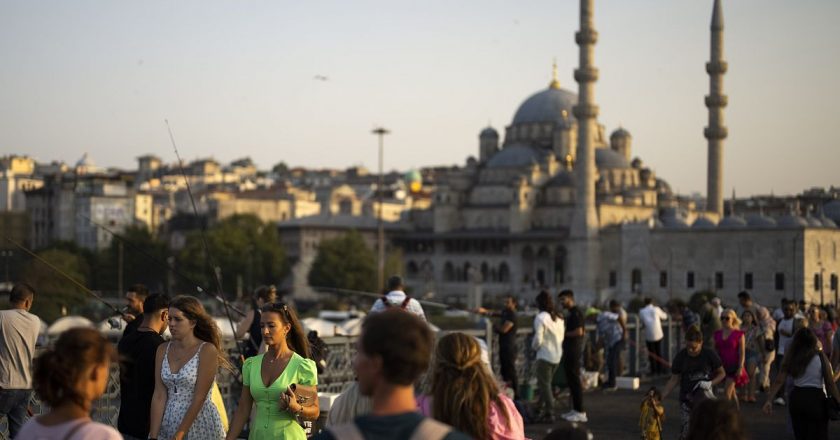 Türkiye Temmuz'da 7,3 milyon yabancı turistle rekor kırdı