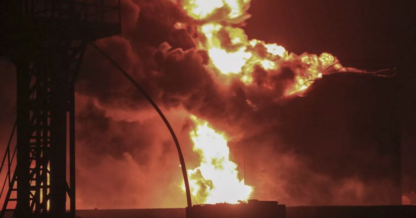 Bir Fransız gemisi, Kızıldeniz'de saldırıya uğrayan petrol tankerinden 29 denizciyi kurtardı