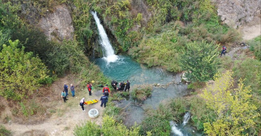 İki çocuğunu boğulmaktan kurtaran baba hayatını kaybetti