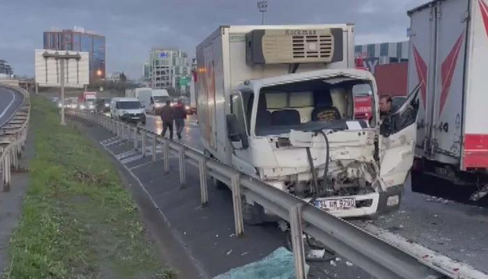 Bağcılar TEM Otoyolu’nda trafiği engelleyen zincirleme kaza