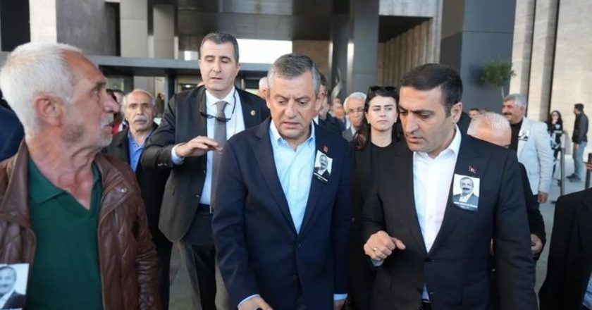 CHP Özel’in liderine fiziksel saldırı dış basımda – Breaking World News
