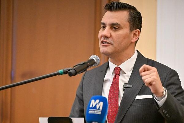 Ferdi Zeyrek’in sağlık durumu hakkında son açıklama! Başhekim dünle karşılaştırararak anlattı: “Şu aşamada uyandırmayı düşünmüyoruz”