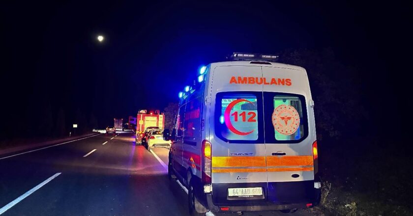 Uşak’ta şarampole devrilen otomobildeki 1 kişi hayatını kaybetti, 2 kişi yaralandı