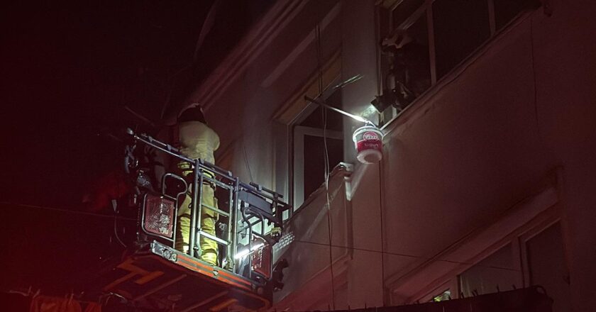 Beyoğlu’nda yangın! Mahsur kalan 4 kişi kurtarıldı
