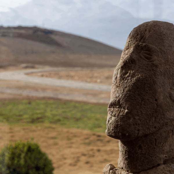 Göbeklitepe’de 30 yeni buluş: Dikişli ağızlı heykelin sırrı ne?