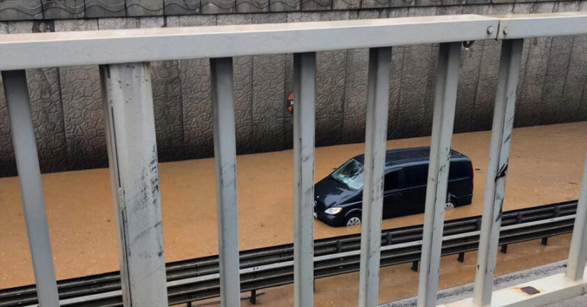 Alanya’daki alt geçitte sıkışan 8 kişi kurtarıldı