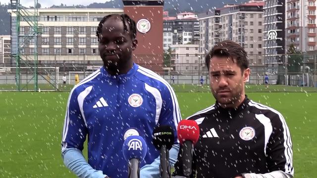 Ali Sowe soruları yanıtlarken çim sulama sistemi açılırsa 👀